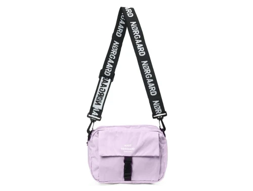 Mads Noergaard skuldertaske i lilla med logo skulderrem og udvendig lomme med klikspænde